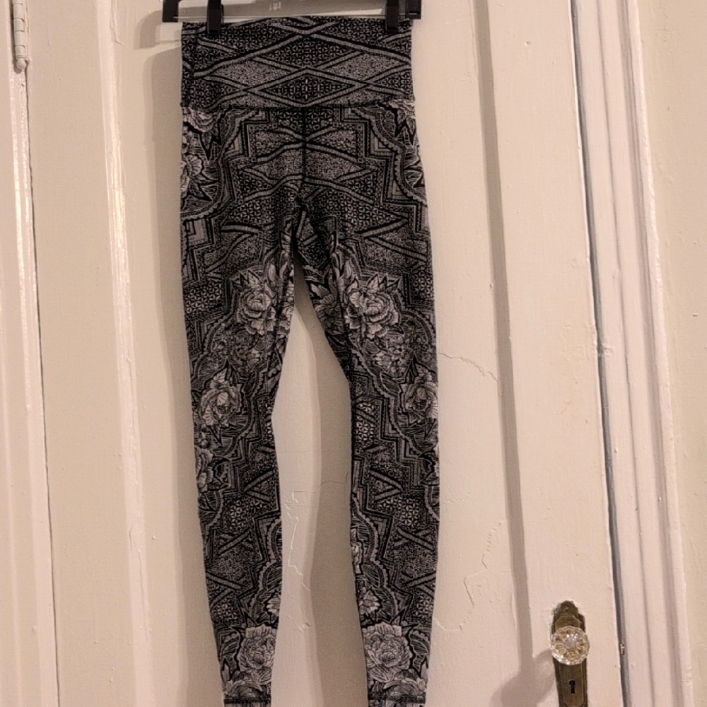Lululemon Monochrome Floral Print Tight-6